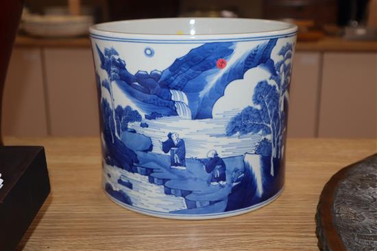 A Chinese blue and white brush pot height 16cm